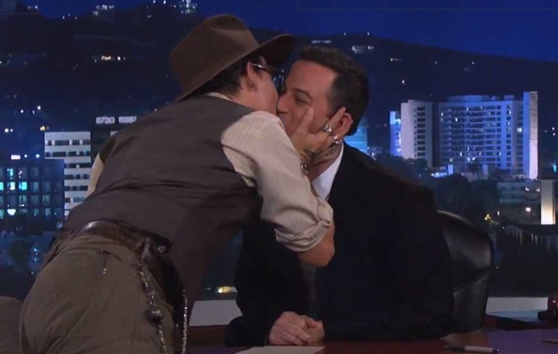 Johnny Depp embrasse Jimmy Kimmel, Brad Pitt et...