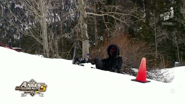 Les Anges 5 : L'incroyable et délirante chute de Nabilla depuis un télésiège !