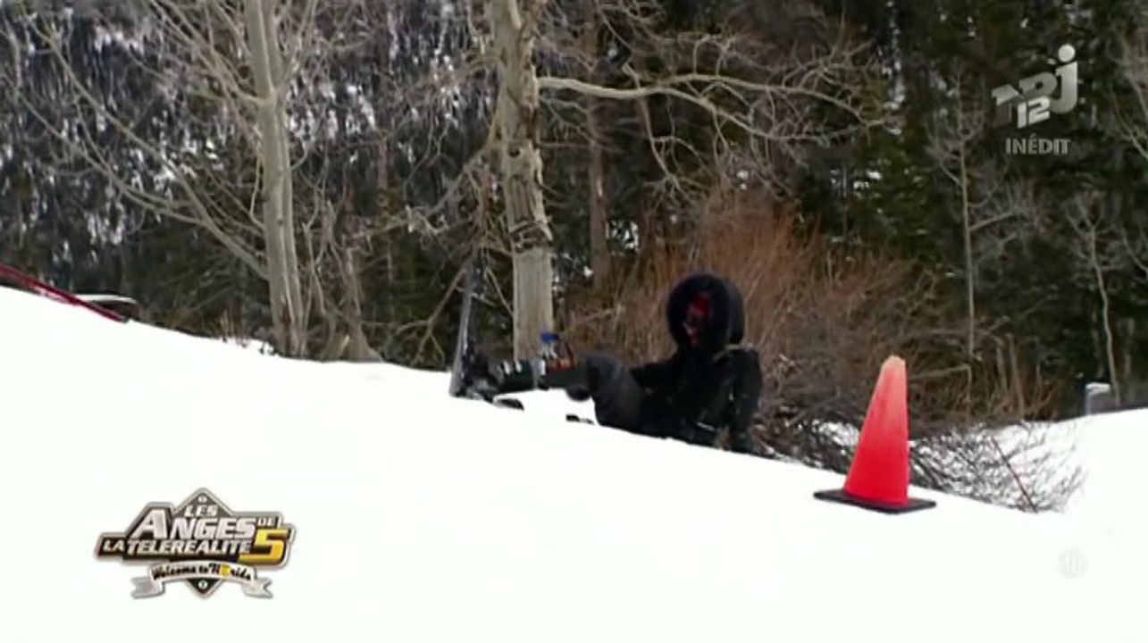 Les Anges 5 : L'incroyable et délirante chute de Nabilla depuis un télésiège !