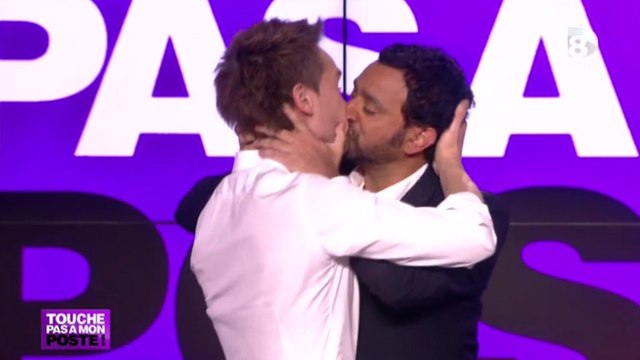Cyril Féraud et Cyril Hanouna s'échangent un baiser (pour faire la paix) dans Touche pas à mon poste !