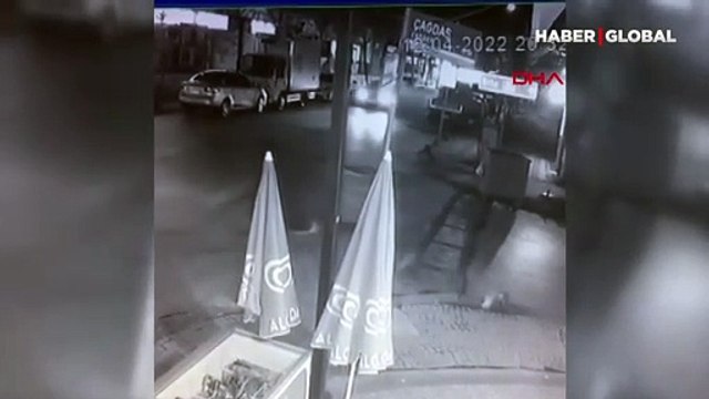 Çekmeköy'de hafif ticari araç ile otomobil böyle çarpıştı