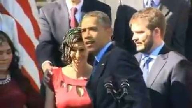 Elle fait un malaise en plein discours de Barack Obama, le Président des Etats-Unis lui vient en aide