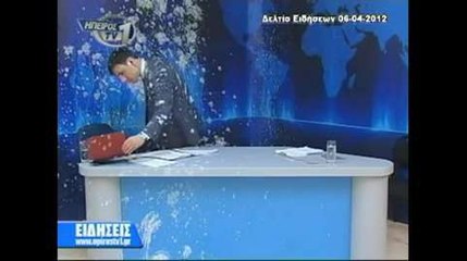 Un journaliste grec bombardé par des yaourts et des oeufs