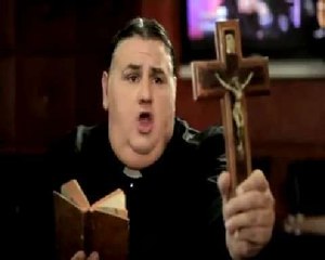 Pierre Ménès prêtre dans Drôle de Poker (RTL 9)