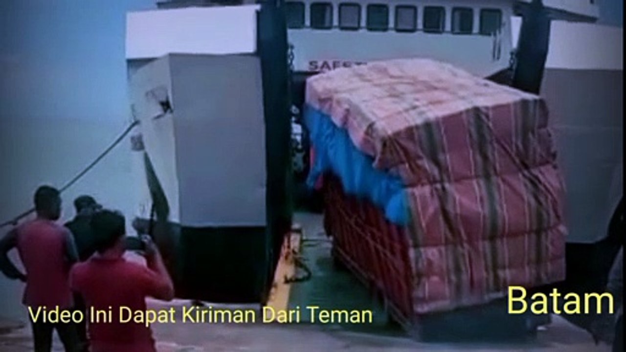 REKAMAN Mobil Truk Barang ,Mau Masuk Kapal ,Tak Kuat Nanjak ,Ahirnya TerJun Kelalut