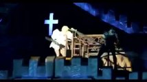 Lady Gaga se prend une barre de fer sur la tête en plein concert