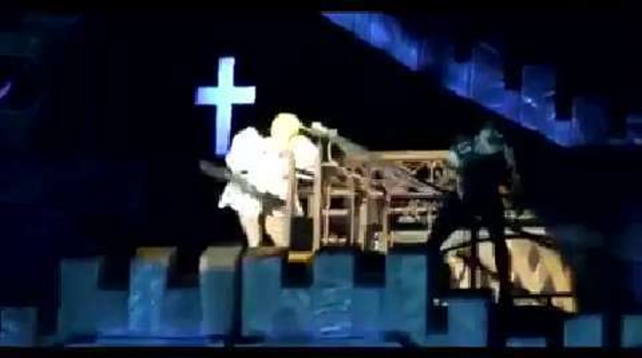 Lady Gaga se prend une barre de fer sur la tête en plein concert