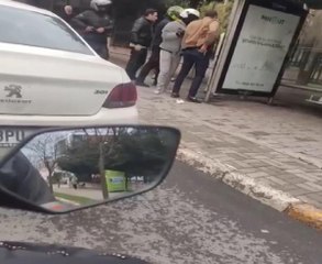 TARTIŞTIĞI MOTOSİKLET SÜRÜCÜSÜNÜ BELİNDEKİ SİLAHLA TEHDİT ETTİ