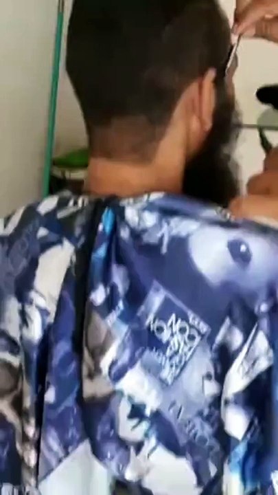 Un coiffeur découvre que son client est un peu crado