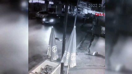 Otomobilin çarptığı hafif ticari araç yan devrildi