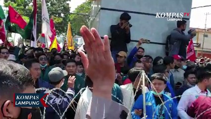 Aksi Demo Mahasiswa Dihadang Kawat Barrier dan Water Canon