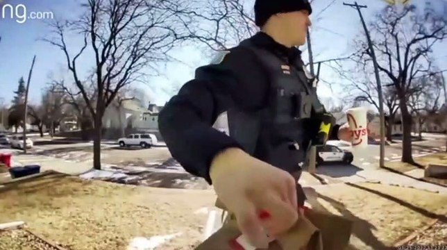 Un livreur se fait arrêter et le policier fait la course à sa place