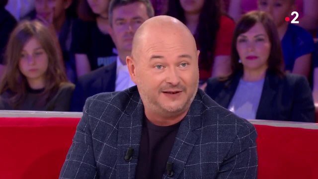 Cauet évoque avec émotion le décès de sa mère à 10 ans et celle de son père 10 ans après