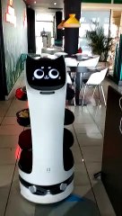 Bella, el primer robot camarero que sirve mesas en Tenerife