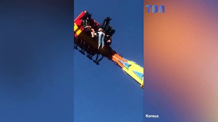 Suspendue dans le vide sur un manège