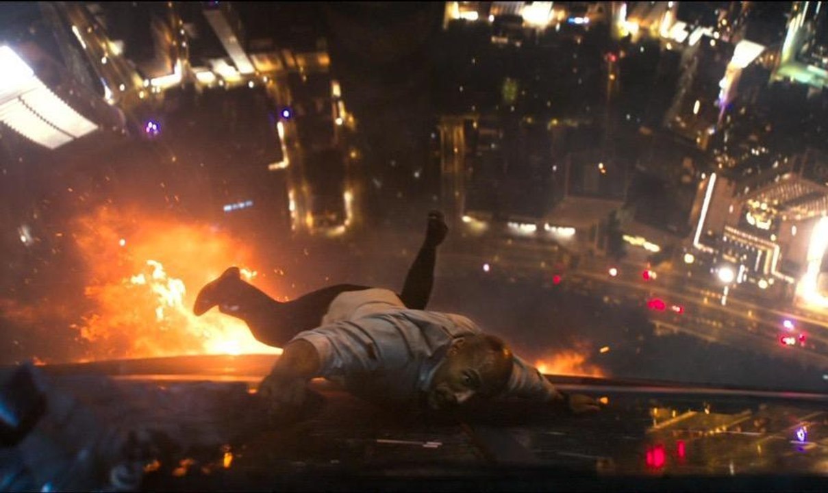 Skyscraper : Dwayne Johnson lutte contre un gratte-ciel en feu dans la bande-annonce