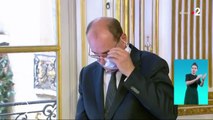 Jean Castex en galère avec son masque : 