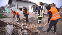 Ukrayna'da gönüllüler ve acil servis ekipleri, enkaz temizledi