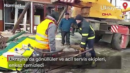 Ukrayna'da gönüllüler ve acil servis ekipleri, enkaz temizledi