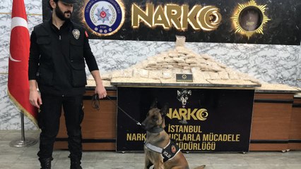 Esenyurt’ta bir otomobilde 900 bin uyuşturucu hap ele geçirildi