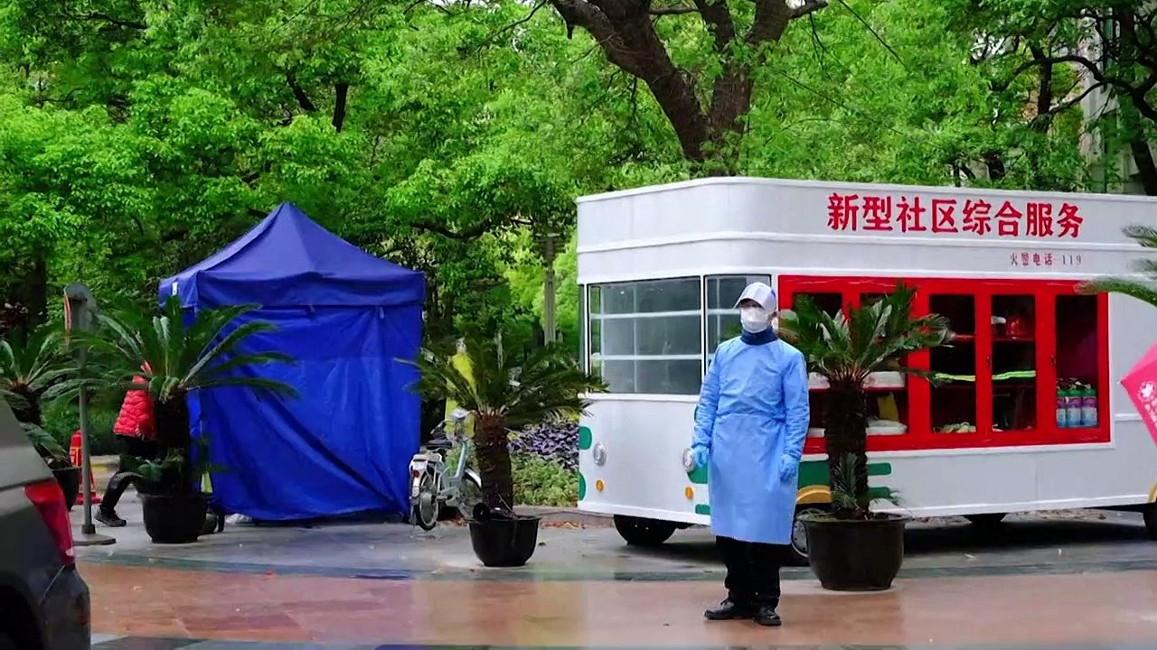 سكان شنغهاي يصطفون تحت المطر لإجراء فحوص كوفيد-19