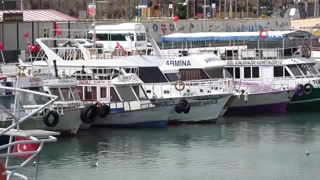 İnci kefali av yasağı başlıyor... Van Gölü'ndeki balıkçılar son kez ağlarını çekti