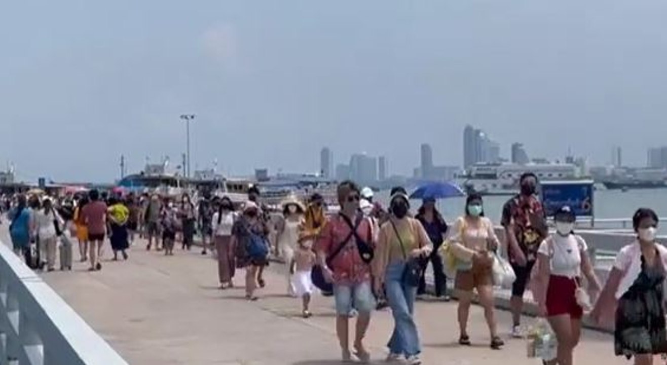 ท่องเที่ยว "สงกรานต์ 2565" พัทยาคึกคัก แห่ขึ้นเรือข้ามฟากเกาะล้านหลักหมื่น