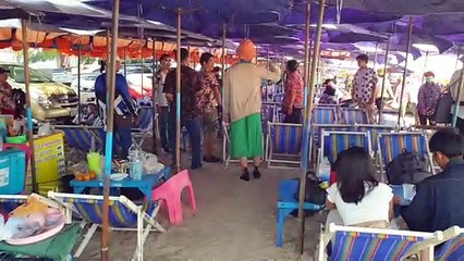 เพชรบุรี บรรยากาศ นทท.พาครอบครัวเล่นน้ำทะเลคล้ายร้อนหาดชะอำคึกคัก