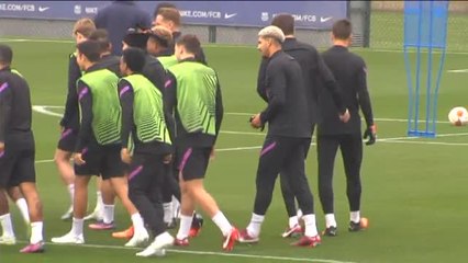 Piqué, Depay y Dest entrenan con el resto del equipo