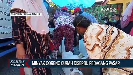 Minyak Goreng Curah Diserbu Pedagang Pasar
