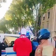 Des jeunes aident des policiers bloqués dans leur voiture accidentée à Marseille