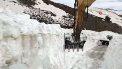 Şırnak'ta Nisan ayı ortasında kar kütlesi 8 metreyi aştı