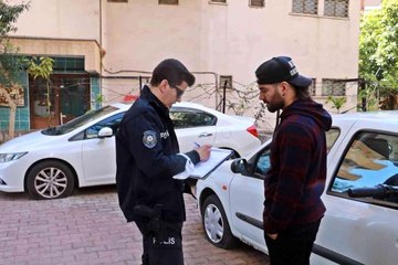 Park halindeki otomobillerin lastiklerini bıçakla patlatıp kaçtılar