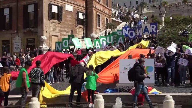 Non vogliamo la guerra : Piazza di Spagna si colora di arcobaleno per il 'Peace Mob' di Sant'Egidio