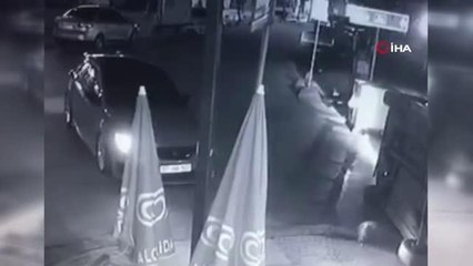 Çekmeköy'de otomobil ile çarpışan ticari araç devrildi