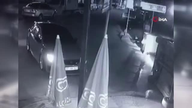 Çekmeköy'de otomobil ile çarpışan ticari araç devrildi