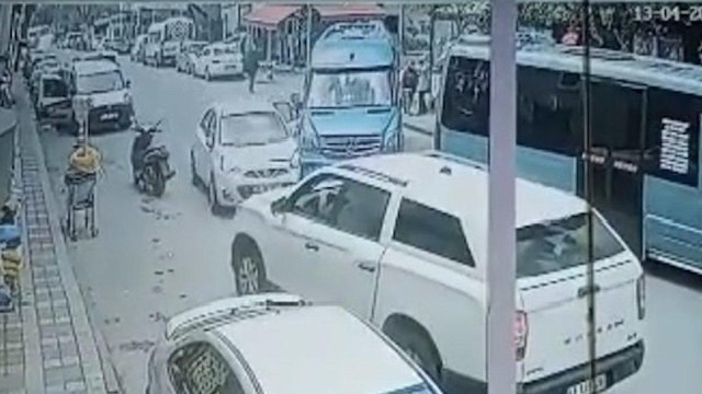 Direksiyon başında bayıldı! Önce minibüse sonra otomobile çarptı