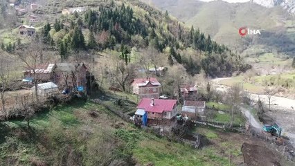 Son dakika: Selde köprüleri yıkılınca köyde mahsur kaldılar, ihtiyaçlarını böyle gideriyorlar