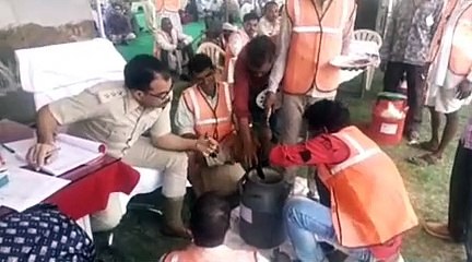 weighed opium पहले दिन 10 गांवों के 226 किसानों की अफीम तोली