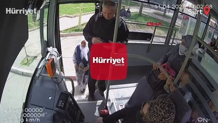 Télécharger la video: Otobüs şoförü Hülya, rahatsızlanan yolcuyu hastaneye yetiştirdi