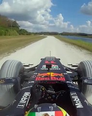 Sergio Pérez conduz Red Bull na terra batida