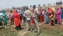 पानी के अवैध कनेक्शन हटाने पहुंची टीम तो ग्रामीण महिलाओं ने किया हंगामा, पुलिस बुलानी पड़ी