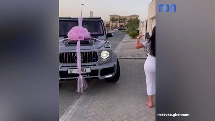 La folle voiture rose de Maeva Ghennam