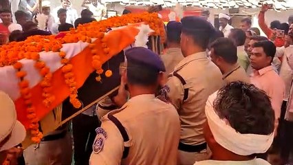 नम आंखों से दी सैनिक को अंतिम सलामी