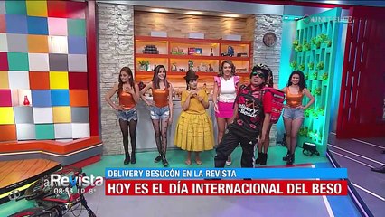 Humor: El ‘Delivery Besucón’ sorprendió a las damas en el Día Internacional del Beso