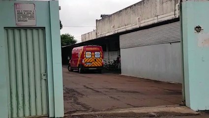 Mulher sofre queda e fica ferida na Rua do Comércio, em Cascavel
