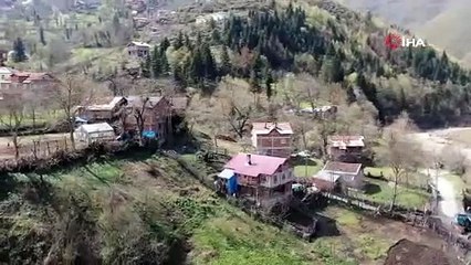 Kastamonu'nun Küre ilçesinde meydana gelen selde köprüleri yıkılan köylüler, ulaşım için halat düzeneği kurdu