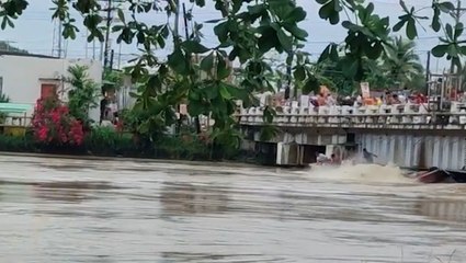 Boats crash into Philippines bridge