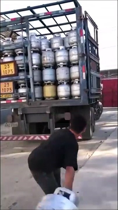 Ce livreur de fûts est vraiment très précis