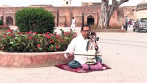 العزف على آلة السارانغي تقليد متوارث من زمن المغول يتلاشى في باكستان